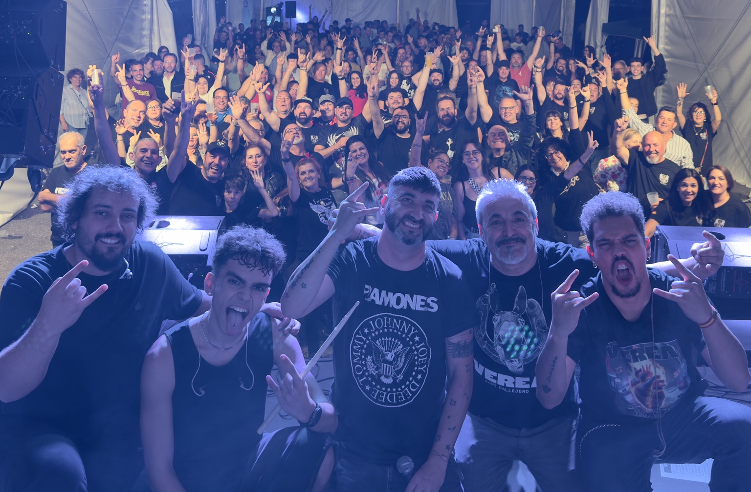 Foto de Verea con el público frente al escenario