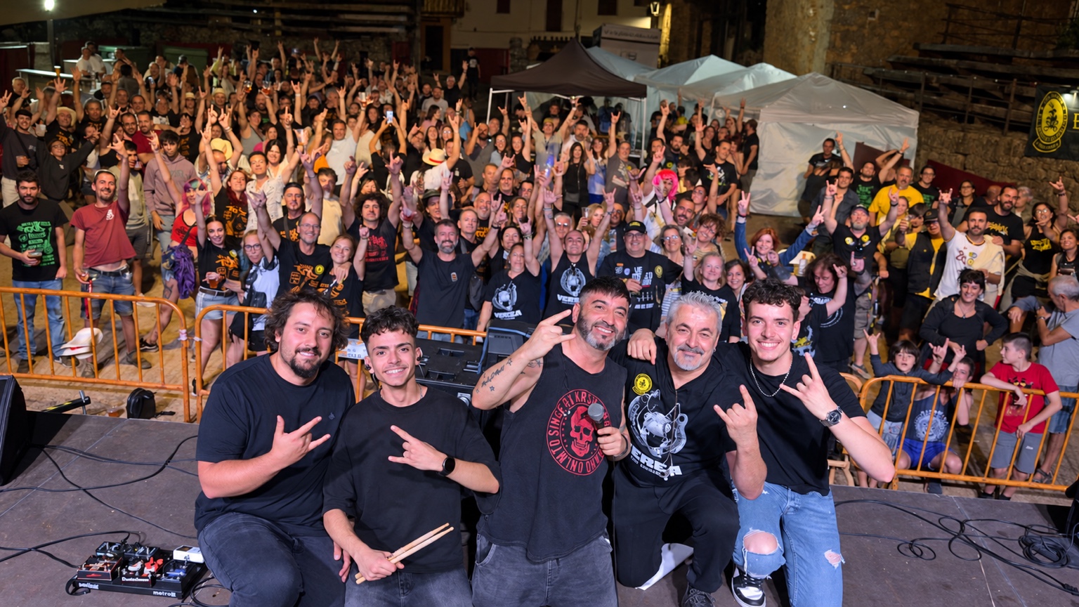 Los cinco integrantes de Verea en el escenario junto al público del concierto