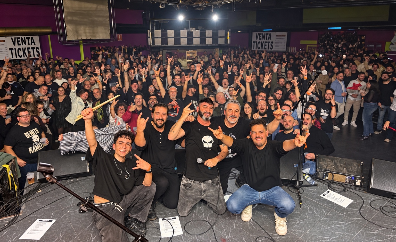Foto desde el escenario con los músicos y toda la sala celebrando el concierto